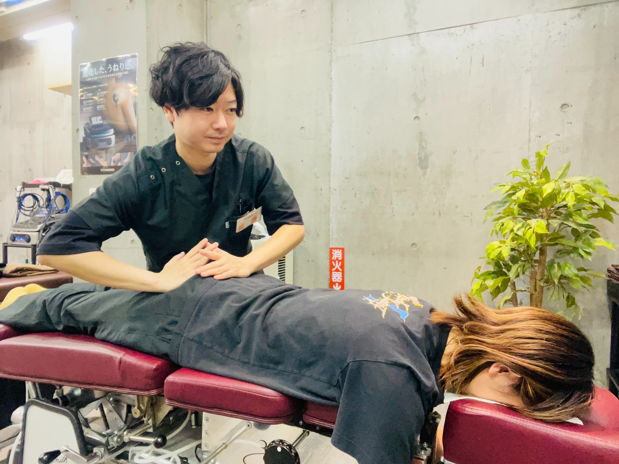 長野陸院長が施術を行う様子
